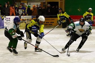 Christmas Game: In Seiffen gibt es eine nachträgliche Bescherung auf dem Eis - In Seiffen wollen die schwarz-gelb gekleideten Icecrackers wieder ihr Können zeigen.