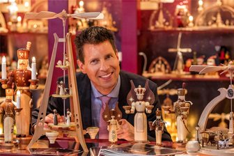 Christmasworld in Frankfurt am Main: Neuheiten der erzgebirgischen Holzkunst erobern Weltmarkt - Ringo Müller, Geschäftsführer und Holzspielzeugmachermeister der gleichnamigen Seiffener Firma, präsentierte auf der Christmasworld eine Neukreation seines Unternehmens: „pYramide“ im Bauhaus-Stil.