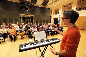 Christmette von Praetorius im Dom St. Marien: Selten gespieltes Werk wird zum Höhepunkt der Weihnacht in Freiberg - Vorbereitung auf ein ganz besonderes Konzert: Albrecht Koch probt mit dem Domchor die Christmette von Michael Praetorius.