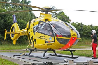 Christoph 46: Lebensretter heben mehr als 37.000-mal ab - Seit 30 Jahren gibt es die Luftrettung am Heinrich-Braun-Klinikum in Zwickau. Bis 2018 war die Deutsche Rettungsflugwacht im Einsatz, seither der ADAC. Die Helikopterbezeichnung "Christoph 46" blieb. 