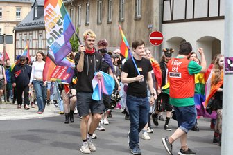 Christopher Street Day im Erzgebirge: Menschen feiern Fest für queeres Leben - Der Christopher Street Day zog am Samstag durch Stollberg.
