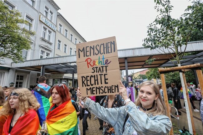 Christopher Street Day in Chemnitz: Bürgermeisterin eckt mit kritischer Bemerkung zum Gendern an - Etwa 1000 Menschen hatten sich zum Christopher Street Day in Chemnitz versammelt. 