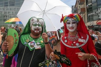 Christopher Street Day in Chemnitz dieses Jahr mit vier Demos - Etwa 1200 Teilnehmer schlossen sich dem bislang letzten großen Umzug anlässlich des Christopher Street Day vor zwei Jahren an. Ähnlich bunt und schrill wie damals soll es am Samstag wieder zugehen. 
