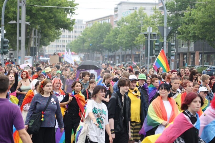 Christopher Street Day in Chemnitz: Veranstalter will mehr Vielfalt in der Stadtverwaltung - Teilnehmer des CSD ziehen am Samstag durch Chemnitz.