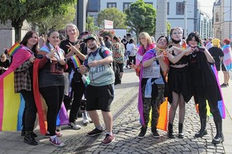 Christopher Street Day in Zwickau: Mehr Politik und Aufklärung - In echter Feierlaune präsentierten sich im vergangenen Jahr viele Gäste des ersten Christopher-Street-Day in Zwickau. 