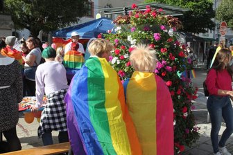 Christopher Street Day in Zwickau: Wo Diskriminierung zum Alltag gehört - Viele CSD-Besucher waren mit Regenbogenfahnen auf den Ostspiegel des Hauptmarktes gekommen. 