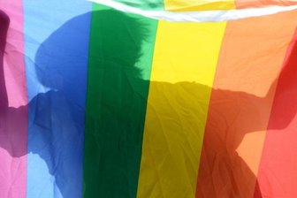 Christopher-Street-Day kommt auf den Hauptmarkt - Die Regenbogenfahne ist ein internationales Symbol, das die Lesben- und Schwulenbewegung benutzt. 