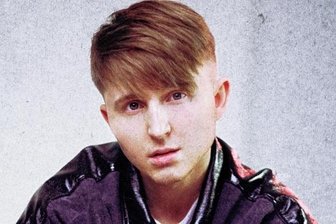 Christopher Street Day wird mehr als Fest - Der queere Sänger, Geiger und Aktivist MKSM tritt zum CSD auf dem Hauptmarkt auf. 