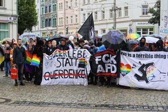 Christopher Street Day zeigt die bunte Seite von Zwickau - Mit einem Umzug begann der Christopher Street Day am Samstag in Zwickau. Auf dem Georgenplatz machten die rund 300 Teilnehmenden Stopp für eine kleine Kundgebung, bei der es unter anderem um die Rechte für Transmenschen ging. 
