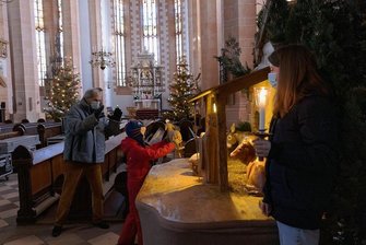 Christvesper der ARD kommt Heiligabend live aus der St. Annenkirche in Annaberg-Buchholz - Regisseur Götz Filenius probt mit den Kindern das Aufstellen der Krippenfiguren für die Christvesper am Heiligabend.