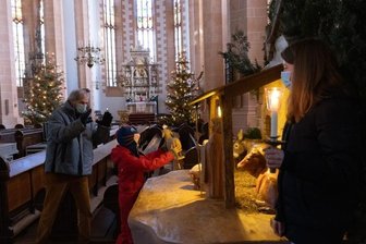 Christvesper live aus Sankt Annenkirche - Regisseur Götz Filenius probt mit den Kindern das Aufstellen der Krippenfiguren für die Christvesper am Heiligabend.