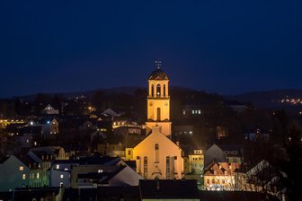 Christvespern auf dem Auerbacher Neumarkt abgesagt - Die Kirchgemeinde St. Laurentius verzichtet wegen des Pandemiegeschehens auf den Freiluftgottesdienst. Stattdessen ist die Kirche zur Besinnung geöffnet.