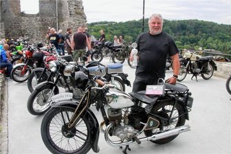 Chromblitzende DKW zieht in Elsterberg alle Blicke auf sich - Uwe Strobel aus Thiergarten war mit seiner DKW SB 350 auf die Elsterberger Burgruine gekommen. Er erhielt einen Pokal für die "älteste Hupe". Gekürt wurden beim Treffen, das zum nunmehr neunten Mal stattfand, auch das schönste und lauteste Hupen-Signal.