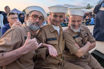 Chrome, PS und Rock 'n' Roll: Das 8. US-Car-Treffen in Freiberg begeistert tausende Gäste - Die italienische Band "I Belli Di Waikiki" spielte Rock'n'Roll mit hawaiianischen Einflüssen.