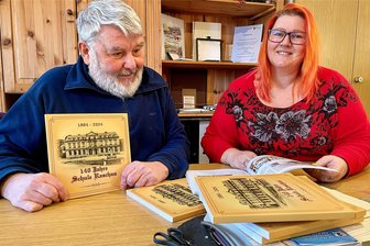 Chronik der Grundschule Raschau geht rasant von Hand zu Hand - Jochen Teumer hat die Chronik zusammengestellt, und nicht nur Anja Schieck, die Vorsitzende des Fördervereins der Grundschule, findet sie „überaus gelungen“.