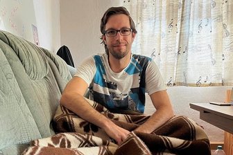 Chronisches Fatigue Syndrom: Christoph kann nur noch drei Minuten stehen - Christoph Bauer ist 33 Jahre alt und an ME/CFS erkrankt. Nachdem er morgens sein Bett verlassen hat, beginnen fünfzehn Stunden, die er auf diesem Sofa liegen wird.