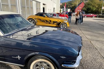 Chrysler, Cadillac und Dodge: Auer Autohaus veranstaltet erstmals US-Car-Treffen - Zwischen 40 und 50 Autos standen zum US-Car-Treffen am Samstag auf dem Hof vom Ford-Autohaus in Aue.
