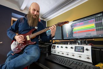 „Chuck“, die weiße Blechkiste: Wie ein Vogtländer in Mittweida der E-Gitarre ihren guten Ton zurückgibt - Ganz in weiß: Michael Rinck mit seinem Gitarren-Bodenwunder „Chuck“.