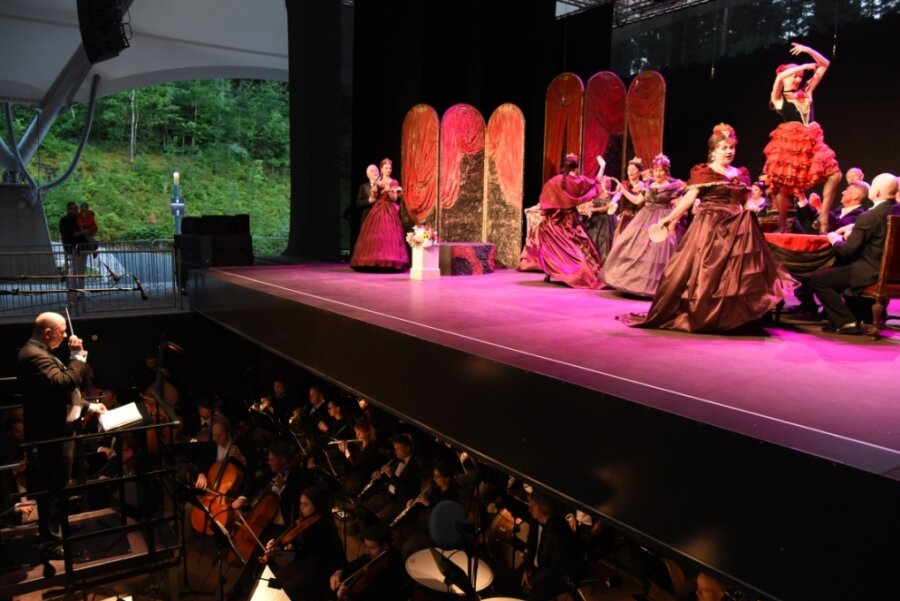 Chursachsen setzen verstärkt auf Klassik auf der Bühne im Wald - Klassik zieht in Bad Elster nicht nur am Theaterplatz: Am 1. Juli dirigierte Generalmusikdirektor Florian Merz "La Traviata" im Waldpark, 2023 geht der Verdi-Zyklus an gleicher Stelle mit Nabucco am 30. Juni weiter. 