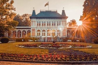 Das Königliche Kurhaus im Herbst.