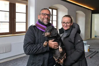 Cin Cin: Italienische Weinbar „Calice“ eröffnet bald in Zwickaus früherer „Schickeria“ - Federico (links) und Gabby Calligaro mit Dackel Aldo freuen sich auf ihre Weinbar namens „Calice“ am Hauptmarkt in Zwickau.
