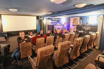 Cinestar, Metropol, Weltecho: Können Chemnitzer Kinos die Eintrittspreise halten? - Eins der kleinsten Kinos der Stadt: Der "Filmclub Mittendrin" an der Reichenhainer Straße in Chemnitz mit seinen ehrenamtlichen Mitstreitern.