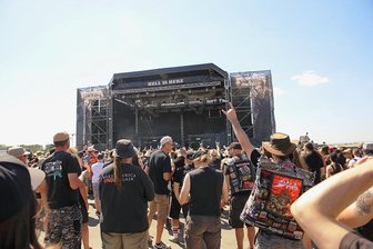 Circle Pit und Wall of Death auf schlammfreiem Boden: 10.000 Extremmetaller feiern im Thüringischen das Festival Partysan - Die Partysan-Bühne auf dem Flugplatz in nordthüringischen Schlotheim war stets dicht umlagert. Foto: Tobias Prüwer