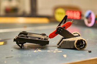 Circuit Smash: Erstes Roboter-Kampf-Turnier in Chemnitz angekündigt - Im Training schonten sich die Kontrahenten nicht und nahmen einigen Schaden in Kauf.