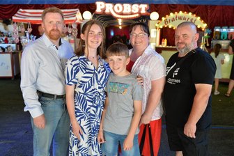 Circus Probst in Halsbrücke: Leuchtende Augen bei der Auftaktshow - Viele Halsbrücker besuchen den Familientag im Circus Probst. Im Bild von links nach rechts: Ulf, Elina, Fynn, Romy und Lars Krabbenhöft.