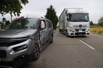 Citroën und Lkw stoßen in Frankenberg zusammen - Zu einem Zusammenstoß zwischen einem Lkw und einem Pkw ist es in Frankenberg gekommen.