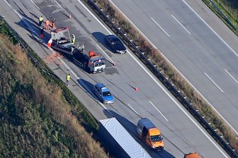 Citroen prallt auf A4 auf Schilderwagen - Zwei Schwerverletzte - Nach dem Unfall auf der A4 standen viele Autofahrer im Stau.