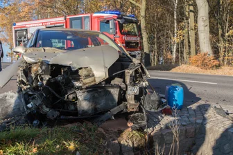 Citroen prallt gegen Laster -