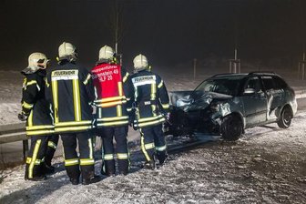 Citroen schleudert wegen Glätte in Gegenverkehr -
