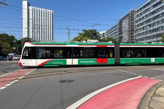 City-Bahn bleibt in Chemnitzer Innenstadt liegen - Die Kreuzung Straße der Nationen/Brückenstraße am Donnerstagmittag.
