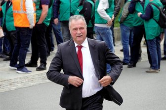 City-Bahn Chemnitz: GDL geht in Berufung gegen Streik-Beschränkung - Gewerkschaftsführer Claus Weselsky bei einer Streikkundgebung am 17. Mai in Chemnitz. Der Streit zwischen GDL und City-Bahn zieht sich schon seit Monaten.