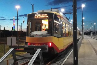 City-Bahn: Chemnitz testet neuen Spannungswechsel - Zu Testfahrten derzeit in Chemnitz am Hauptbahnhof stationiert: ein Fahrzeug des Karlsruher Modells. 