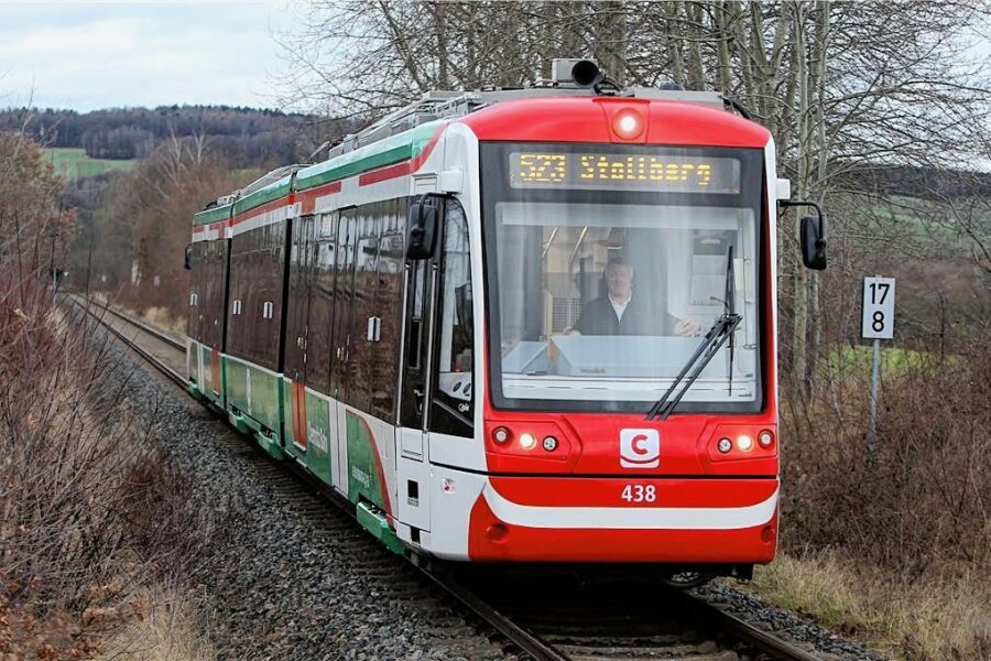 City-Bahn Chemnitz will gegen Schwarzfahrer vorgehen - Ein Zug der City-Bahn zwischen Glauchau und Stollberg. 