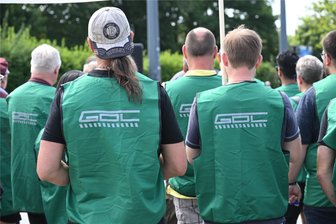 City-Bahn-Lokführer: „Wir haben jeden Tag Jetlag“ - Die Lokführer der City-Bahn Chemnitz streiken beharrlich, wie hier am Freitag auf dem Bahnhofsvorplatz. Sie wollen die 35-Stunden-Arbeitswoche.