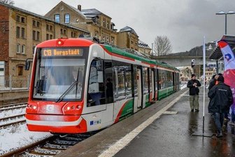 City-Bahn nach Aue: Was sich im Chemnitzer Busverkehr ändert - Die Citybahn erreicht bei der Generalprobe den Bahnhof in Aue. Am Wochenende geht die Verbindung regulär in Betrieb.