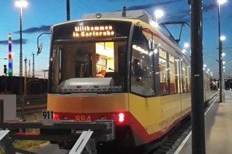 City-Bahn: Test für neuen Spannungswechsel - Zu Testfahrten derzeit in Chemnitz am Hauptbahnhof stationiert: ein Fahrzeug des Karlsruher Modells.