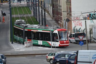 Citybahn testet neue Tramtrasse - Eine Citybahn fährt am Donnerstag zur Probe auf der neuen Strecke zwischen Bernsdorfer Straße und Stadlerplatz.