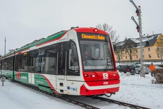 Citybahn von Aue nach Chemnitz: Historisches Signal steht auf "Freie Fahrt" - Das historische Bahnsignal am Bahnhof Zwönitz steht auf "Freie Fahrt" für die Citybahn von Aue nach Chemnitz. 