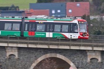 Züge der City-Bahn auf dem Bahrebachviadukt im Ortsteil Borna sind nichts Neues - bisher endete die Strecke allerdings am Technopark. Seit Ende Januar fahren die Züge aus Burgstädt bis nach Aue durch. Hier eine der ersten Bahnen mit der neuen Aufschrift. 