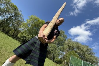 Clan der Mc Wechselbürger lässt für die Highland Games die Muskeln spielen - Tim Canziani von den Mc Wechselbürgern bei der Königsdisziplin, dem Baumstammdrehen.