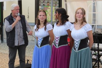 Clara-Musical in Eibenstock: Premiere ist schon ausverkauft - Hoffest gibt Vorgeschmack - Wolfram Christ stellt die Tänzerinnen der Dance Factory in den Kostümen vor, die sie zur Aufführung des Musicals in Eibenstock tragen werden.