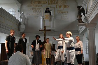 Clara Zetkin in Szene gesetzt: Wiederau lädt zum Theaterstück ein - Das zur 850-Jahr-Feier gezeigte Stück „Clara, das Mädchen aus Wiederau“ kommt am 8. März wieder auf die Bühne.
