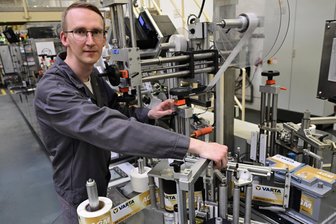VW-Zulieferer Clarios in Zwickau: 100 Millionen Autobatterien und eine Standortgarantie für 15 Jahre - Blick in die Fertigung bei Clarios. Hier erhalten gerade Varta-Batterien – die Marke gehört Clarios – den letzten Schliff. Im Bild: Mitarbeiter Lukas Schubert.