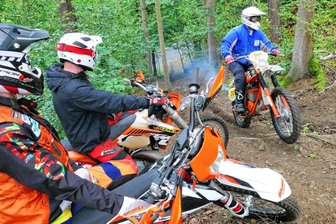 Classic Enduro bietet einige Premieren - Auf einer Proberunde überprüften Harald Sturm, Mike Froß und Gunter Gerlach (von links) am Mittwoch, ob die Beschilderungen und Absperrungen überall vorhanden sind.