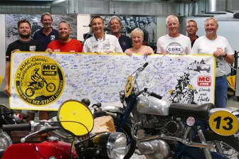 Classic-Enduro Zschopau: Veranstalter unterstützen Chemnitzer Elternverein mit Spendenaktion - Spender sowie Mitglieder des MSC MZ Zschopau und des Chemnitzer Elternvereins krebskranker Kinder präsentieren das Banner, das von Silvio Walther für 1500 Euro ersteigert wurde.