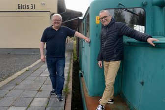 Classic-Schuppen: Welche Termine sich vogtländische Oldtimer-Fans im Kalender rot anstreichen müssen - Die Organisatoren Sven Mues (links) und Michael Lienemann lehnen an der alten Güterlok in Falkenstein.